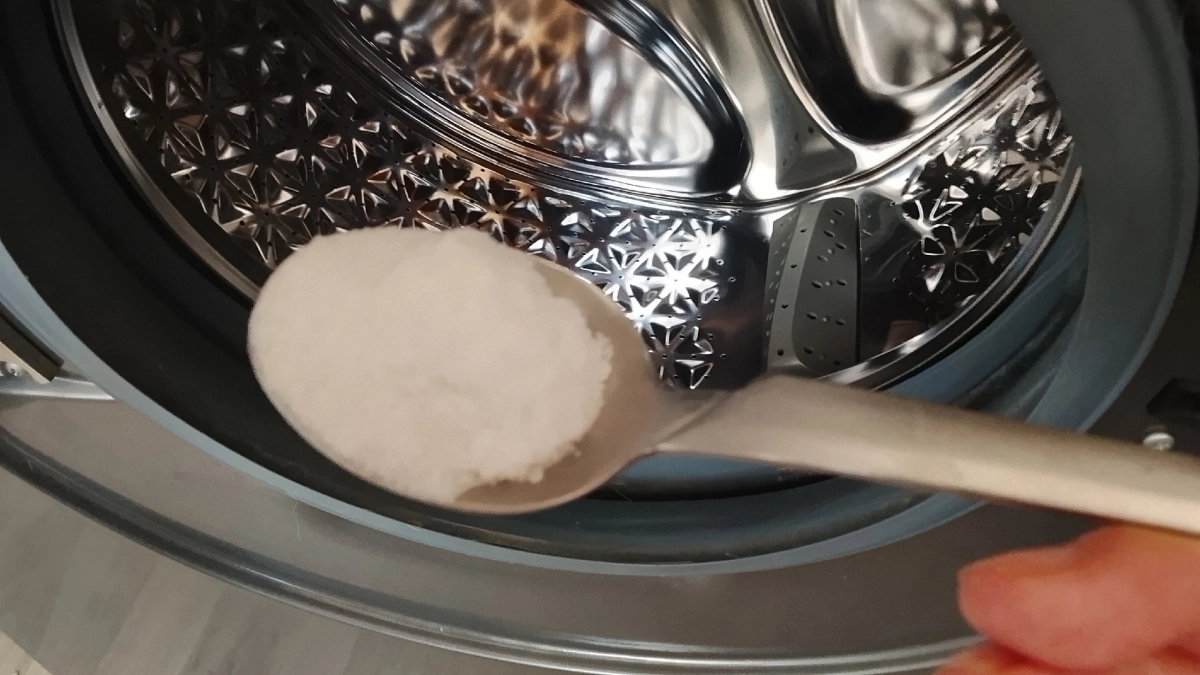 Добавьте 2 ложки - и стиралка очистится сама от жира и плесени: фишка в копеечном ингредиенте