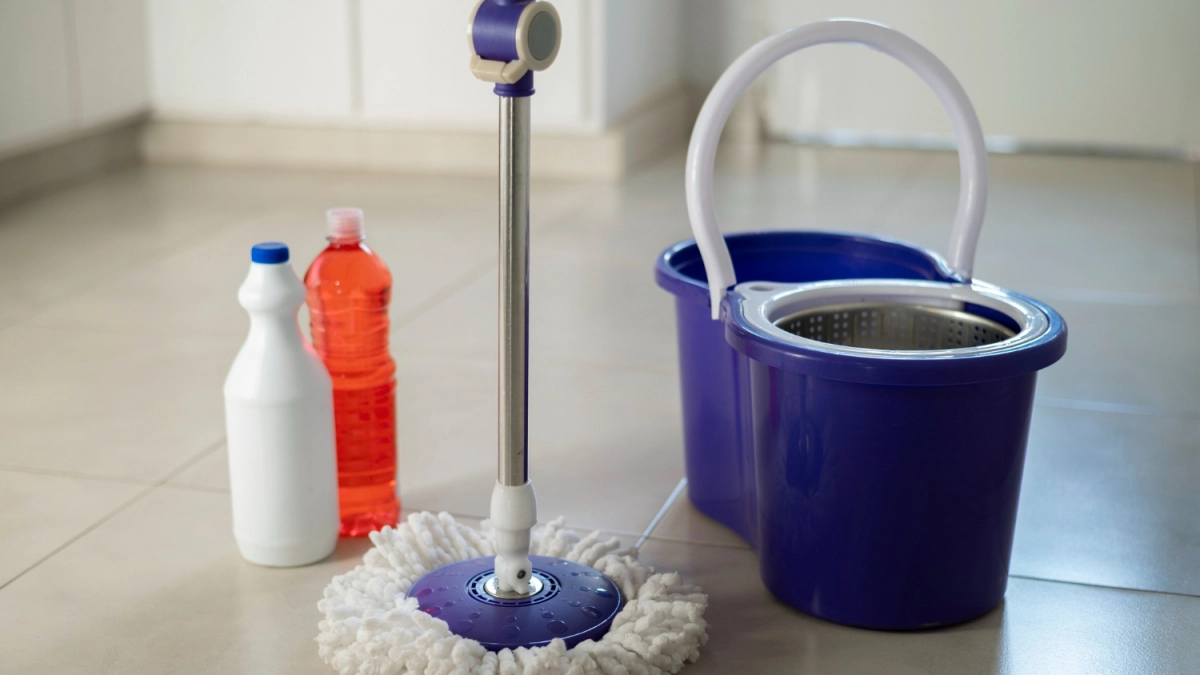 Мыть полы с соленой водой: научил дедушка из деревни - сработало так, что перемены в доме заметила вся семья