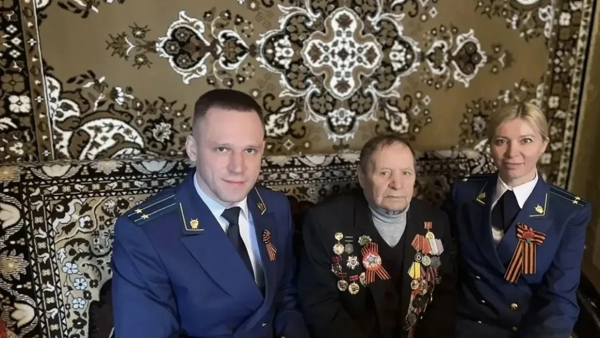«Век Победы»: прокурор Октябрьского района Пензы поздравил столетнего ветерана Ивана Абрамова