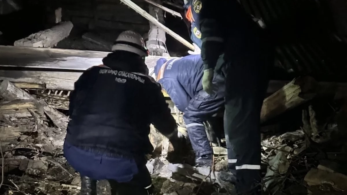 В Старом Ардыме обрушилась крыша частного дома: погибла женщина