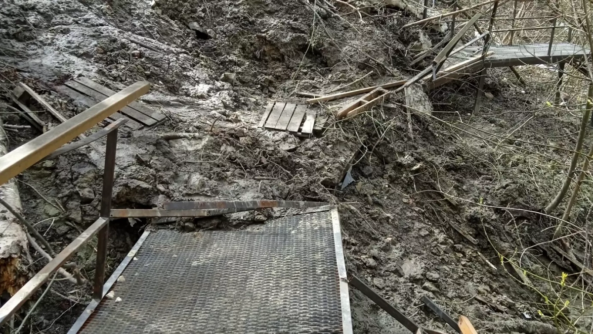 На «Ласточкиных горах» разрушилась лестница