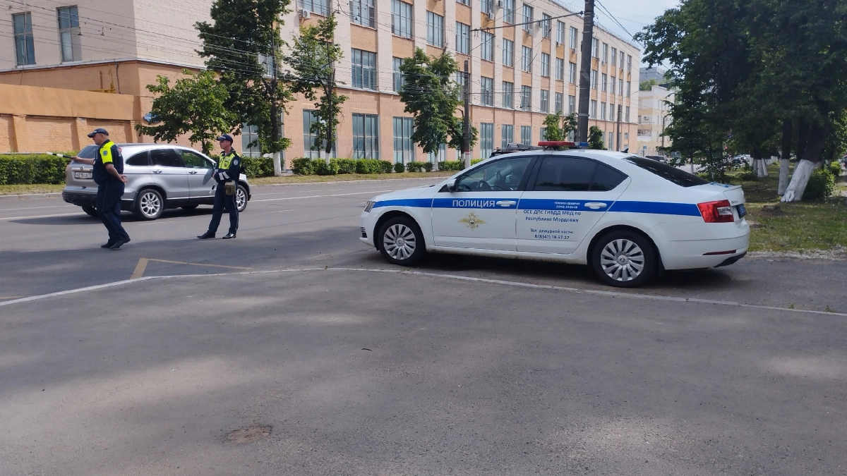 Пассажиры сзади не пристегнуты: инспектор выписал штраф - как нужно вести себя водителю и кто должен оплачивать его по закону 