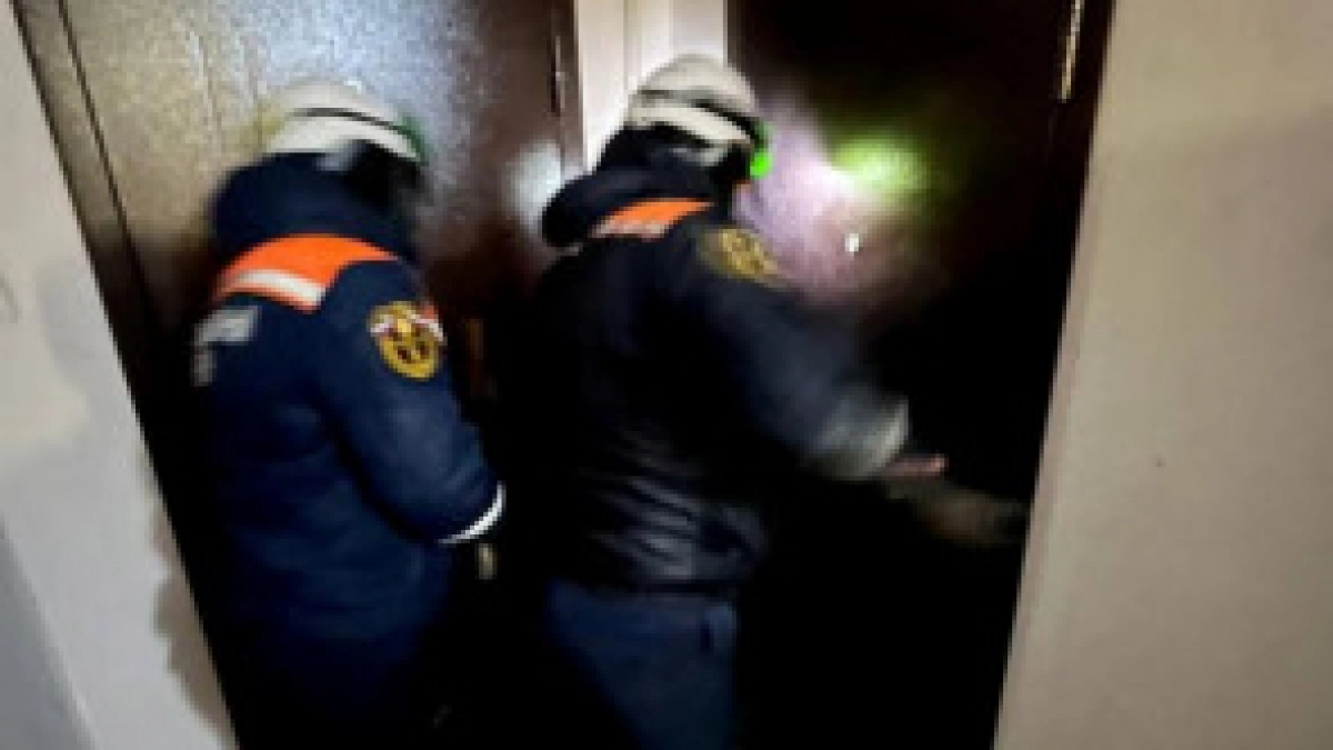 Спасатели экстренно ворвались в квартиру на Северной поляне, получив тревожный сигнал 