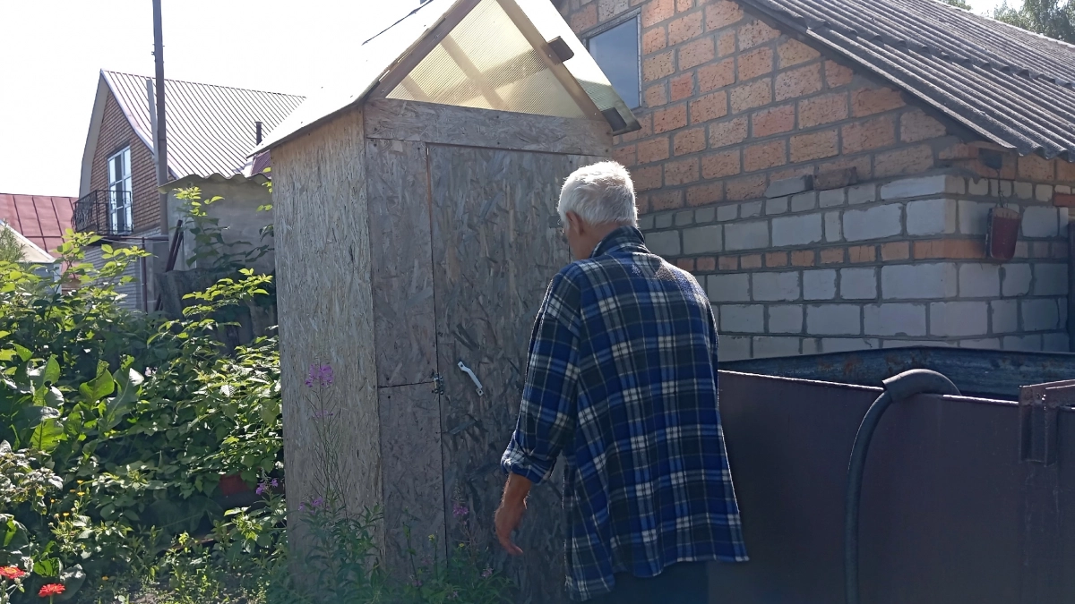 Дачный туалет на улице стоит красавцем и не воняет: 10 не  банальных идей обустройства, которые легко повторить