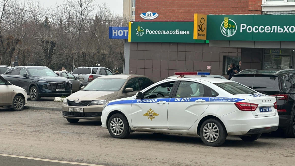 Двигатель заглушен, а инспектор просит показать права — что говорится в законе и как вести себя, чтобы не попасть на штраф