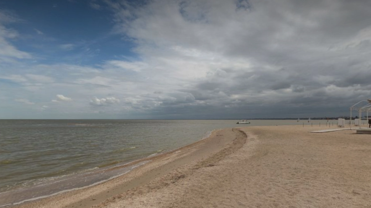 Мутное море и никаких развлечений: туристы оставили честный отзыв про популярный российский курорт