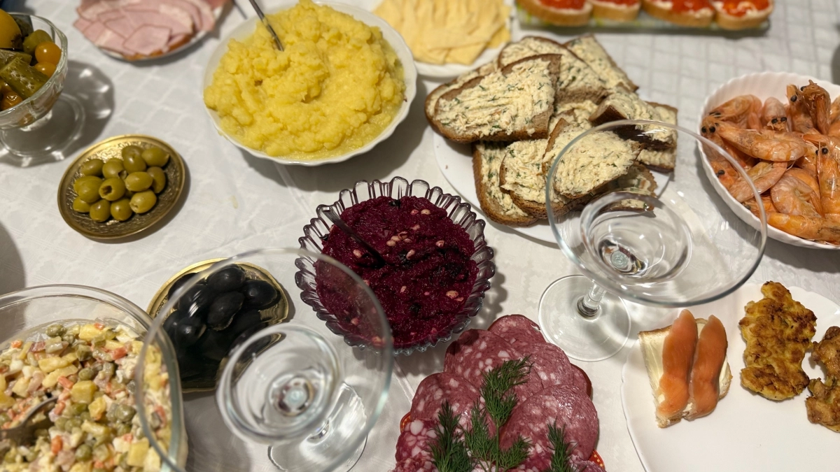 Как хитро гостям на вопрос «что принести с собой»: простая фраза, которая избавляет от неловкости