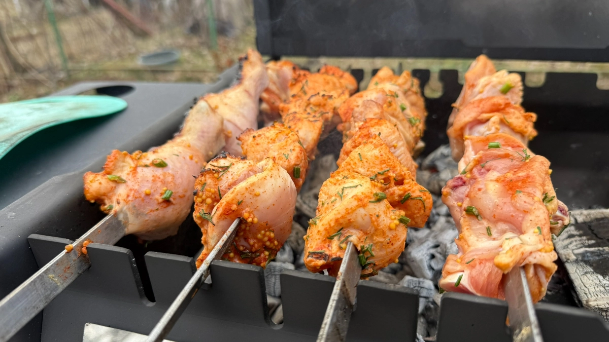 Не в томатах и не в минералке: шеф-повар дал рецепт идеального маринада для шашлыка - так делают на Кавказе 