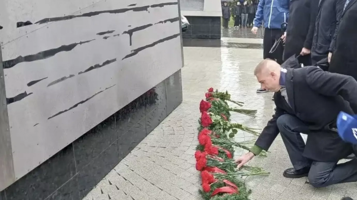 Пензенцы возложили цветы к стеле «Город трудовой доблести»