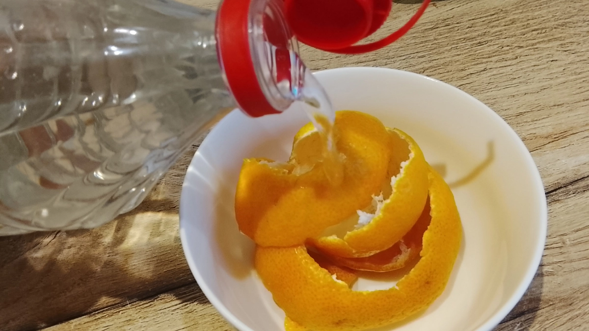 Мандариновые корки заливаю уксусом - всю весну не нарадуюсь своей хитрой смекалке: рабочий лайфхак для хозяек
