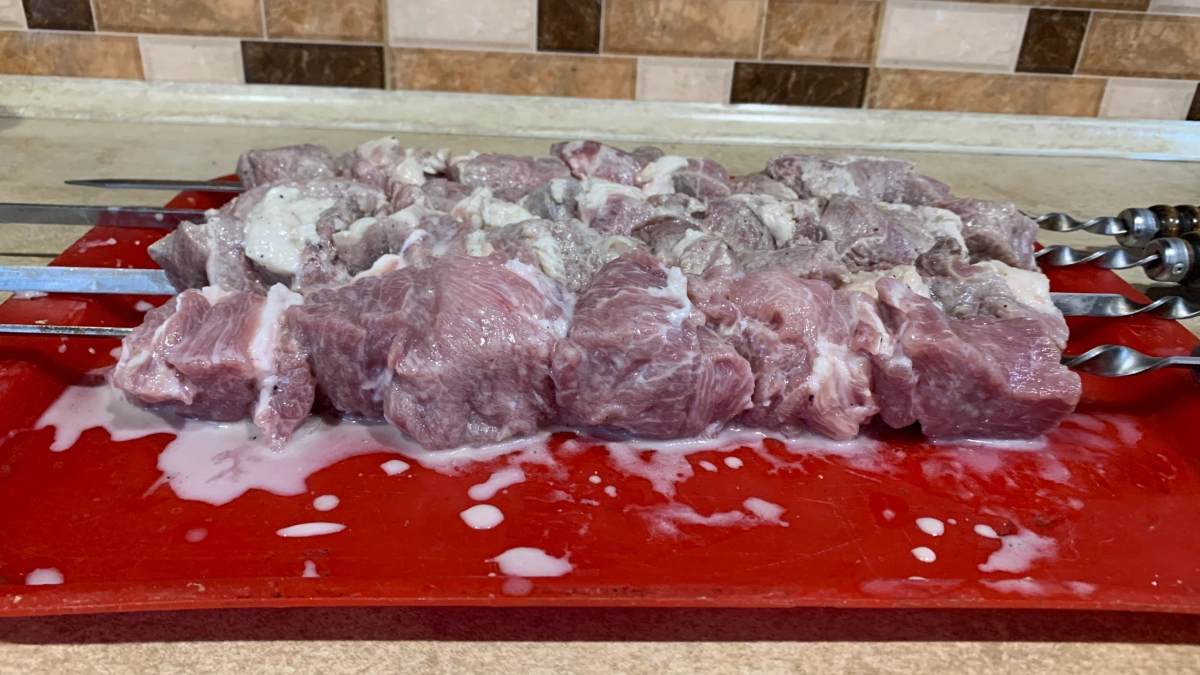 Кому надоели банальные шашлыки: 5 быстрых маринадов для мяса и все удачные 
