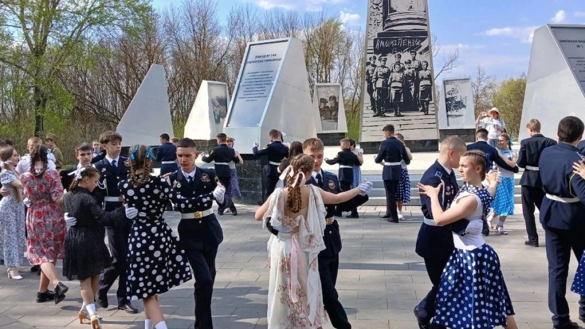 Под звуки вальса: пензенские старшеклассники станцевали в честь Победы у стелы «Город трудовой доблести»