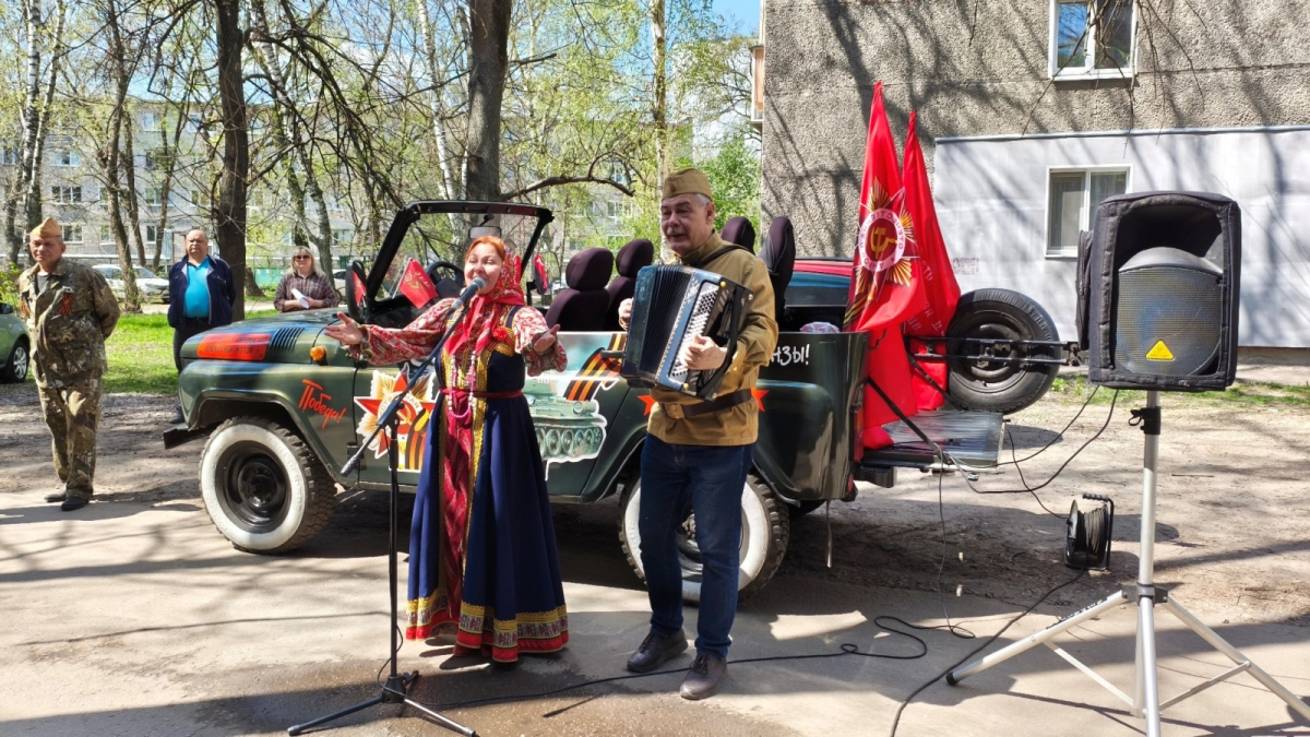 «Ласточки Победы» прилетели во дворы: в Пензе поздравили ветеранов накануне 81-й годовщины