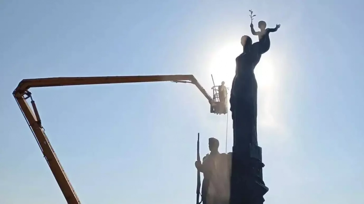 В преддверии Дня Победы в Пензе вымыли Монумент воинской и трудовой славы 