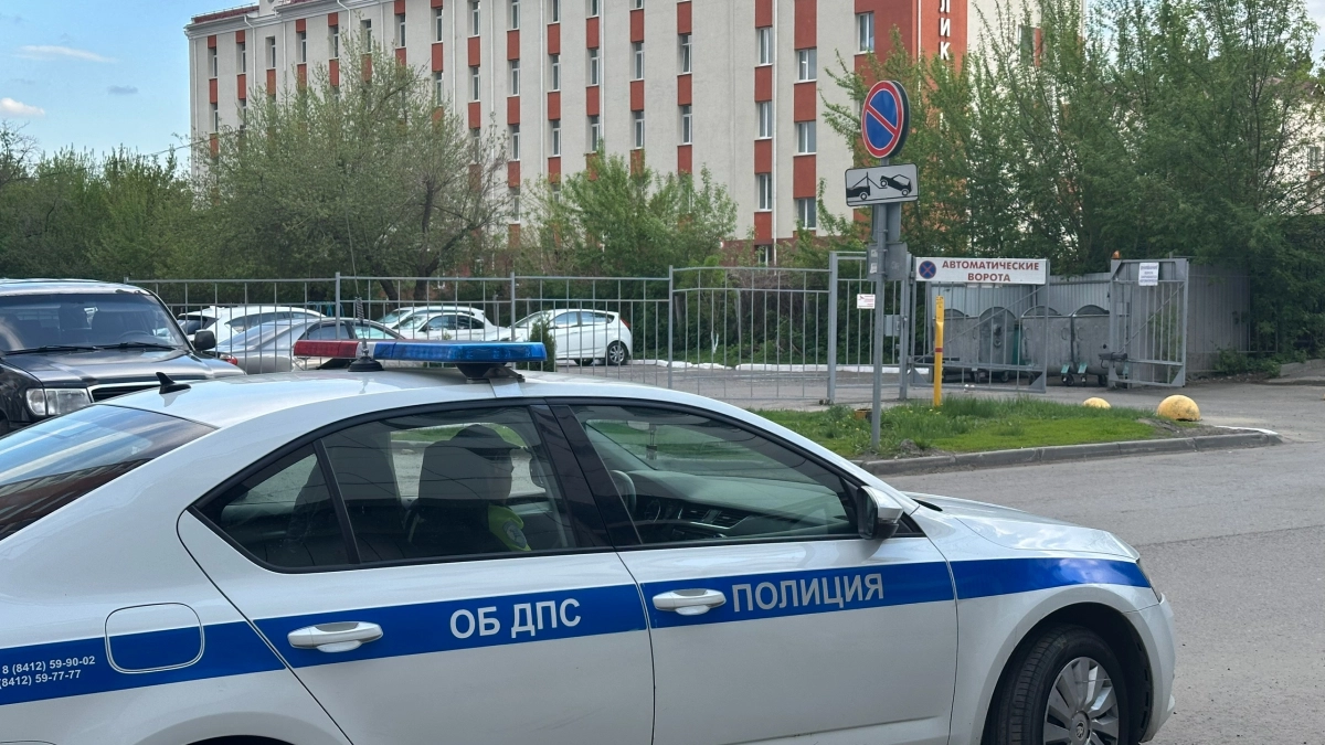 Зачем нужна сплошная линия на обочине справа: можно ли её пересекать - каверзные "ловушки" в ПДД
