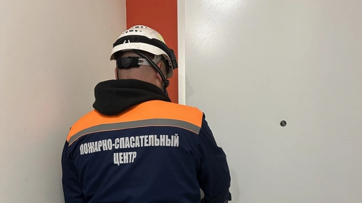 Пензенские спасатели вскрыли дверь квартиры, в которой заперся полуторагодовалый ребенок