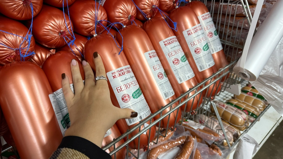 Подруга-продавец честно ответила - для чего люди скупают в «Светофоре» по 10-20 палок колбасы и по 20 кг сосисок