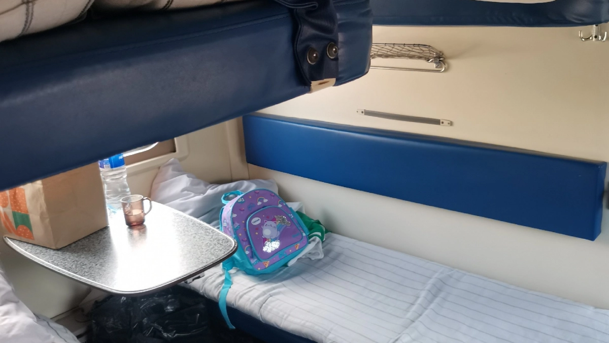 К столику в плацкарте больше не пустят - в новых вагонах их будут делать совсем по-другому