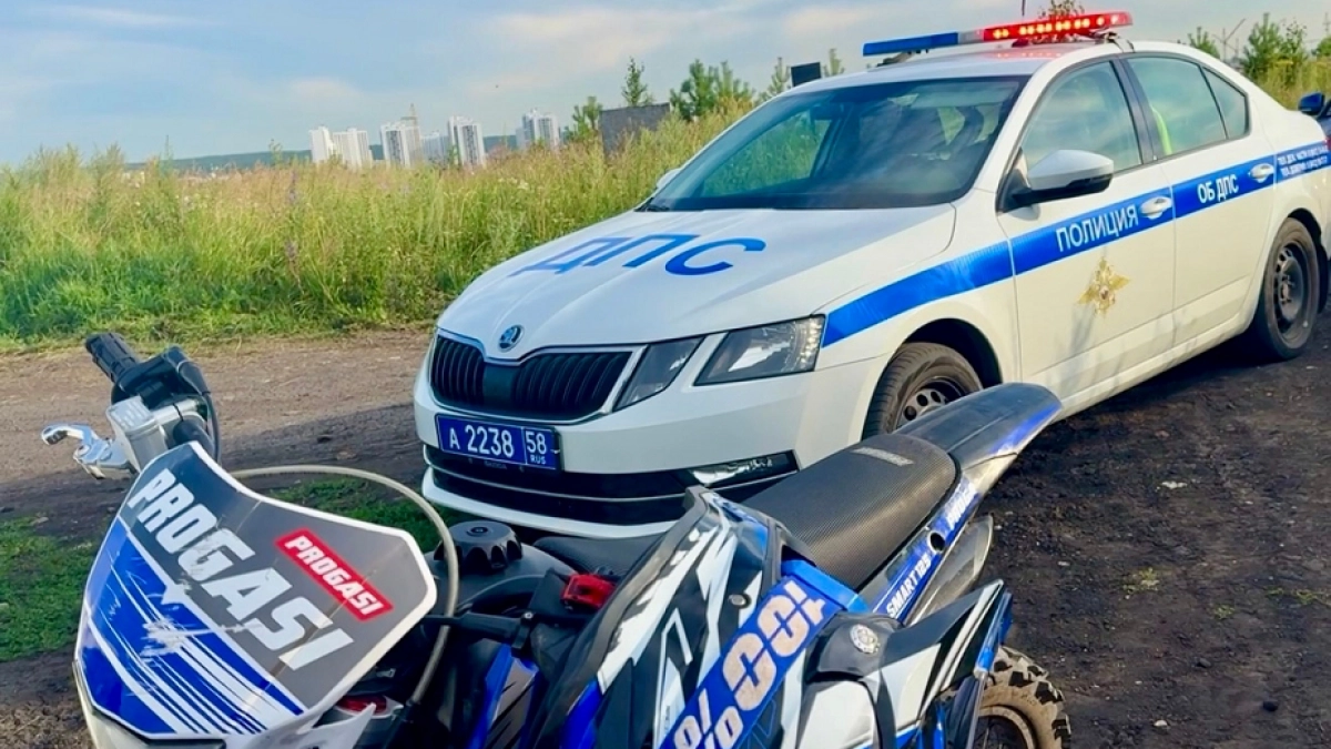 В Засечном подросток въехал в ограждение на мотоцикле и сбил 11-летнего пешехода
