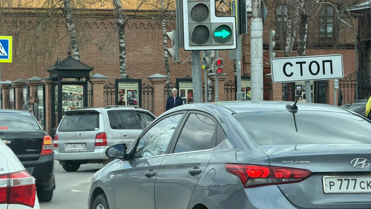 Догнали на трассе и говорят, что из-под колес авто вылетел камень и разбил им стекло: как на месте закрыть вопрос - ответ автоюриста