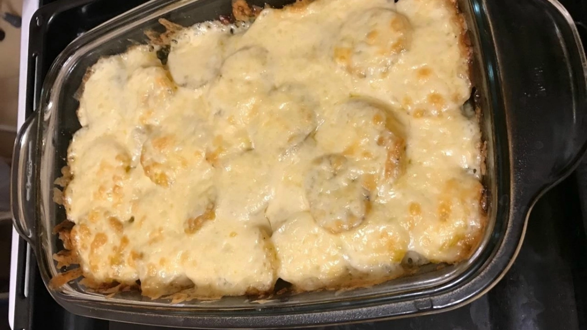 Бессмертная классика на каждый день: самый легкий рецепт мяса по-французски с сыром и томатами  