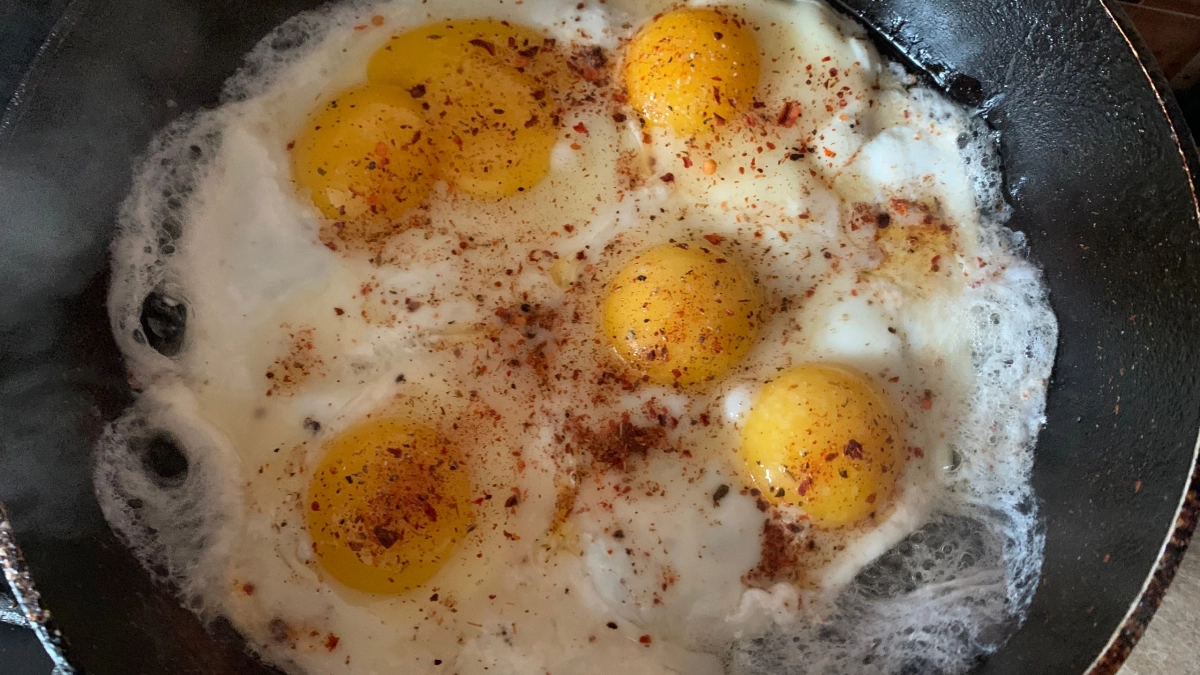 Не сало и не масло, а в 100 раз вкуснее: на чём жарят яичницу умные хозяйки — запомните этот рецепт раз и навсегда 