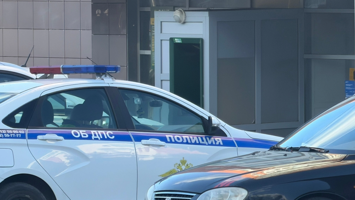 Сижу в машине на парковке, двигатель заглушен: заглядывает инспектор ДПС и требует документы - как грамотно действовать