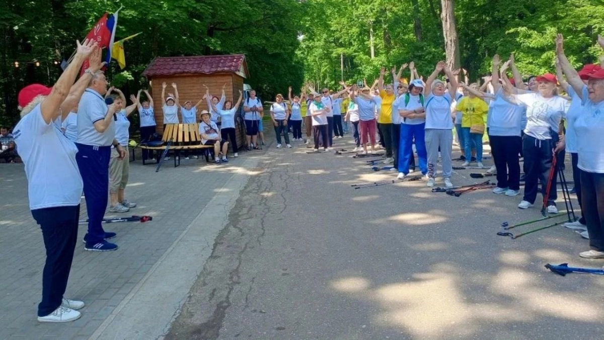 День России на Олимпийской аллее отметили фестивалем скандинавской ходьбы