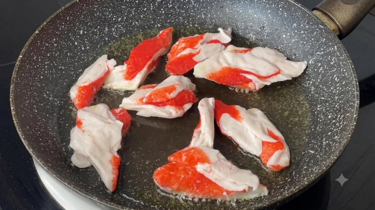 Бросаю крабовые палочки в кипящее масло - настоящий деликатес за копейки: сочное мясо внутри, хрустящая корочка снаружи