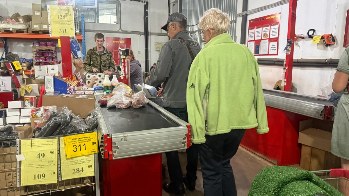 В "Светофоре" огромный летний завоз: арбузы по 108 руб за килограмм, ароматные томаты, вишня в сиропе 131 руб - что не полка, то деликатес