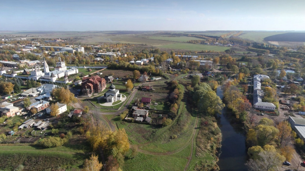 3 часа от Москвы маленький городок: старинная архитектура, древний кремль и улицы с купеческими особняками - а туристов совсем нет