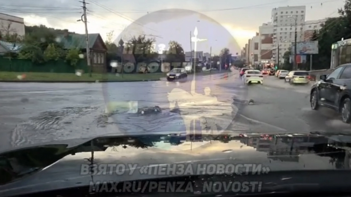 В центре Пензы вспучился и провалился асфальт