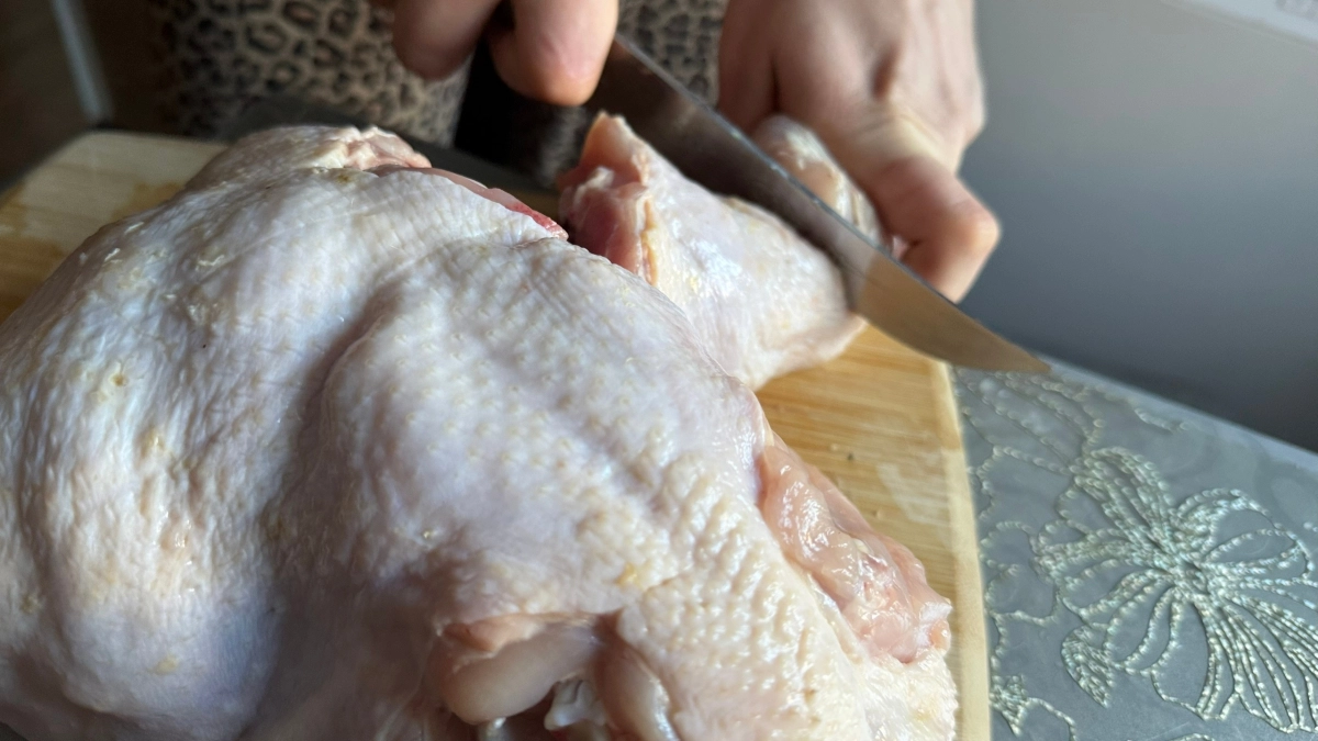 Ученые дали окончательный ответ: почему нельзя мыть курицу перед готовкой - привычка, которая приносит только вред