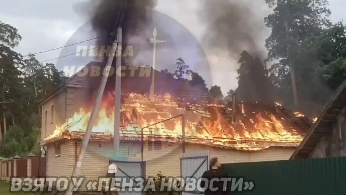 На ул. Лесозащитной загорелся дом 