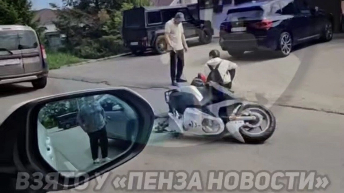 Соцсети: на ул. Пацаева в Пензе произошла авария с юным мопедистом