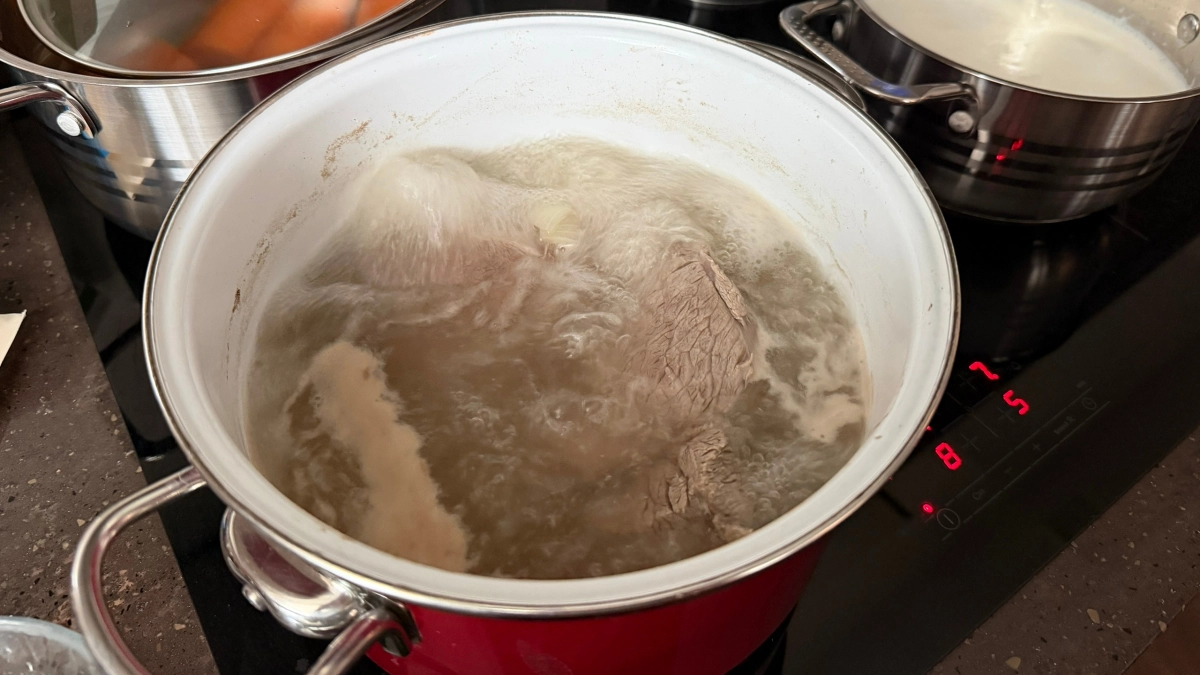 Зачем при варке мяса в кастрюлю класть стакан или хрустальную рюмку: старинная поварская хитрость