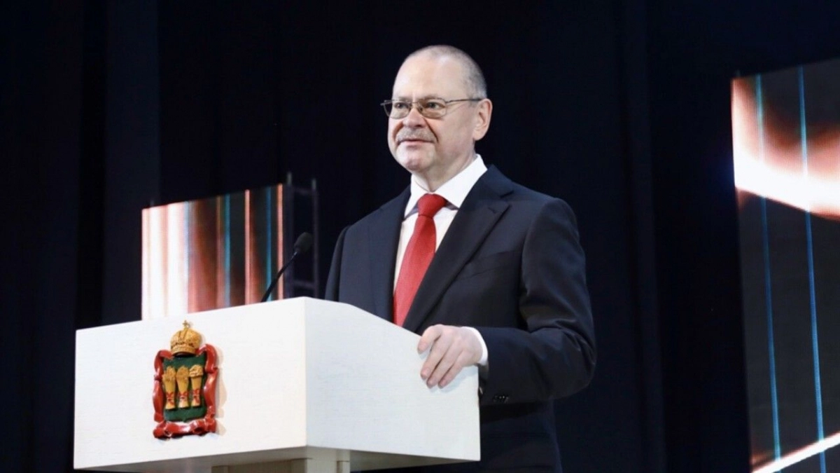 Олег Мельниченко вручил пензенским выпускникам и их родителям благодарственные письма за особые успехи в учебе
