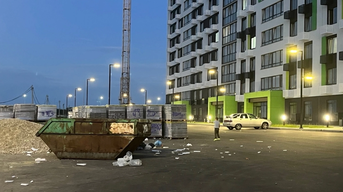 Этим цветом покрасят все ограждения для стройплощадок: в Пензе застройщики покрасят заборы в одной гамме 