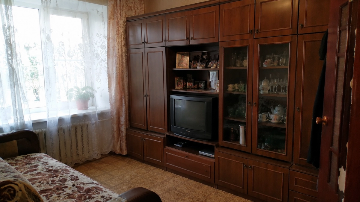 Старую советскую стенку не выбрасываем: а превращаем в крутой винтажный шкаф - изюминка гостиной в стиле «ретро модерн»