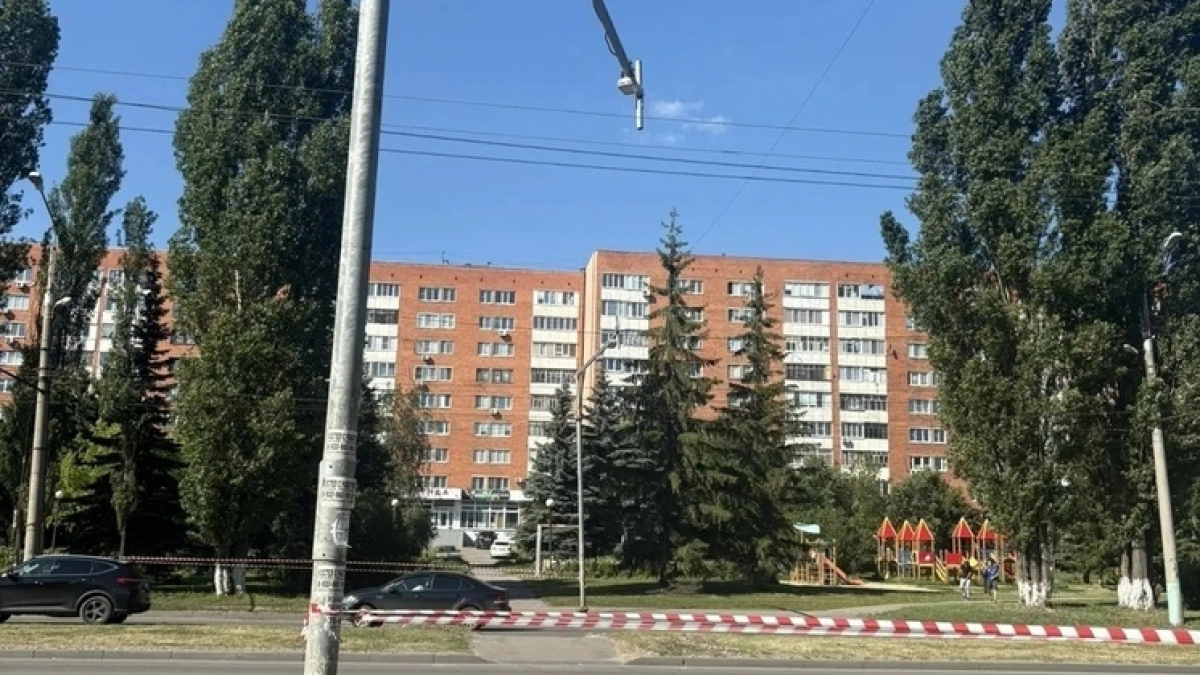 На проспекте Строителей пешеходный переход перенесли в безопасное место