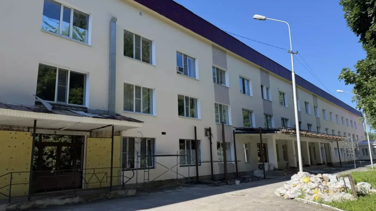 В Кузнецке ремонт фасада детской больницы и поликлиники вышел на финальную стадию