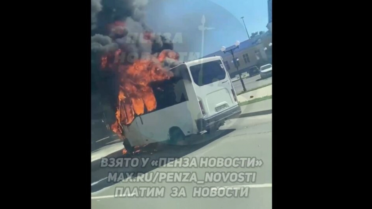 В Кузнецке на улице Белинского загорелась маршрутка №11