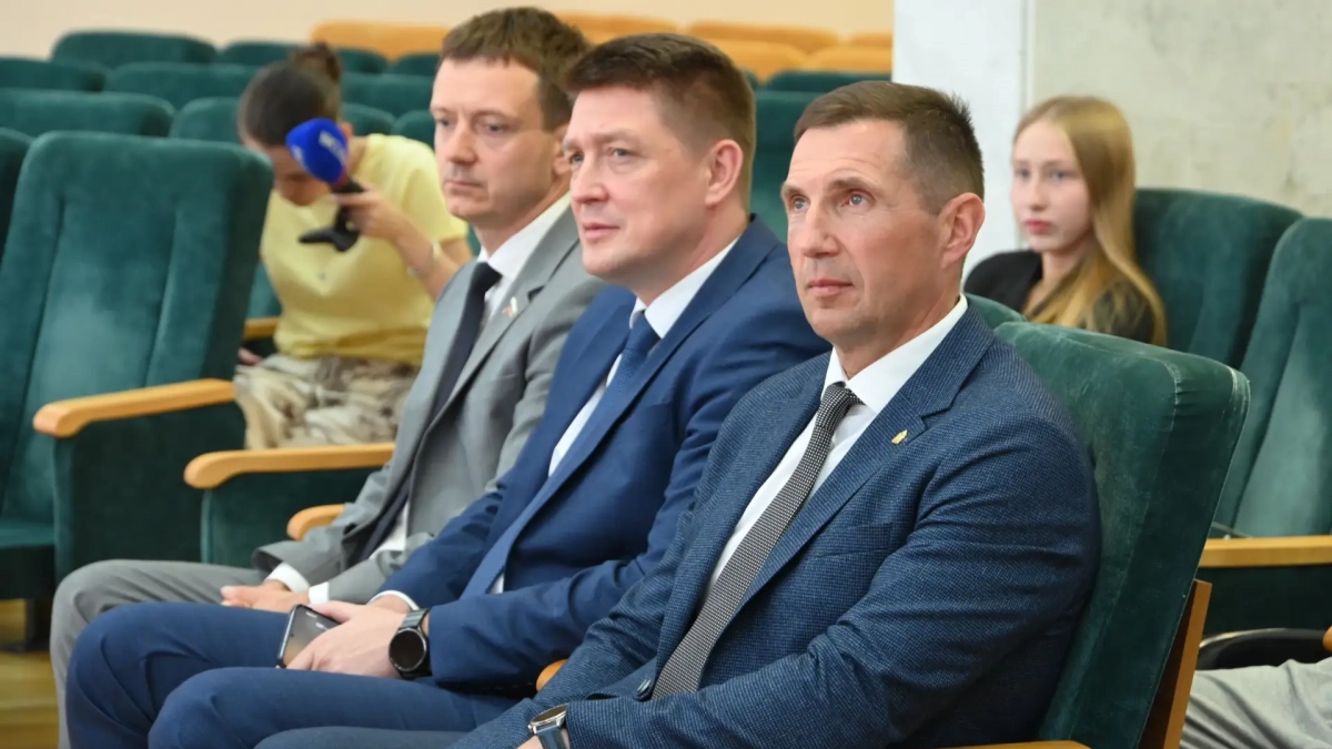В Пензе 14 детей-сирот получили ключи от новых квартир