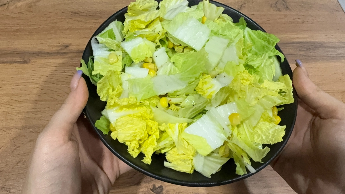 Сметете с полок всю пекинку в магазинах: рецепт вкусного и сытного салата всего за 5 минут - весь секрет в заправке