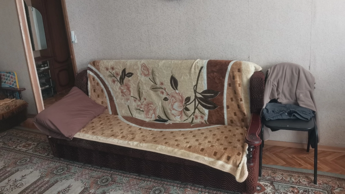 "Тучные" диваны больше не в моде: на что поменять громоздкий диван в гостиной - 5 трендовых идей и решений