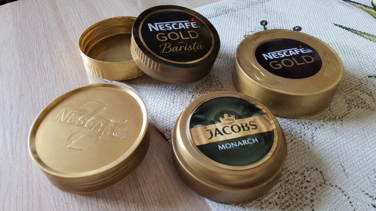 Пластмассовые крышечки от кофе — клад для хозяйки, от "Якобса" — вообще сокровище: 5 идей для для хранения мелочей