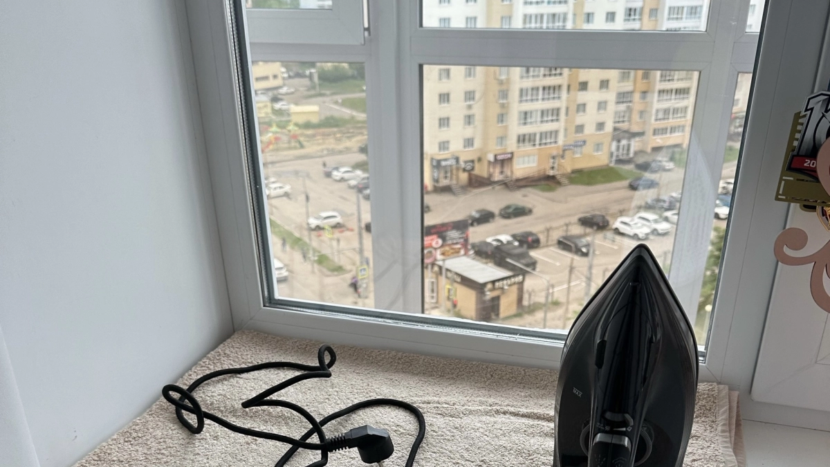На Суворова очевидцы вызвали спасателей из-за ребенка в оконном проеме