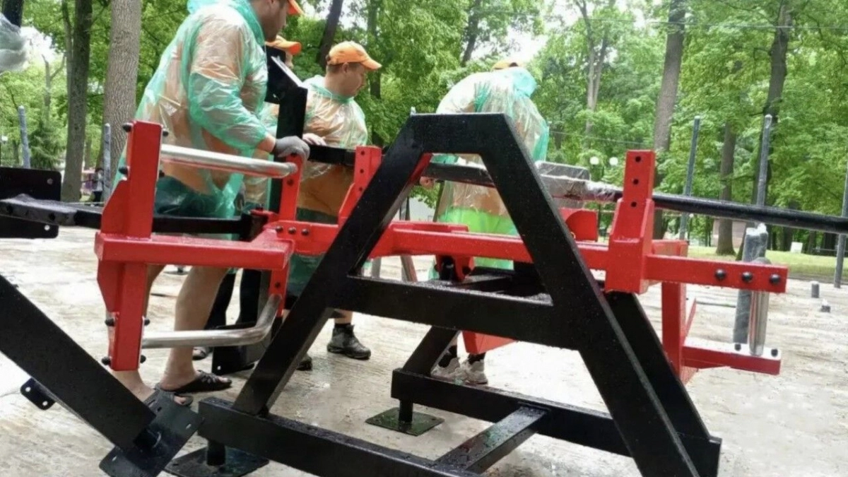 На Олимпийской аллее Пензы строят новую спортплощадку