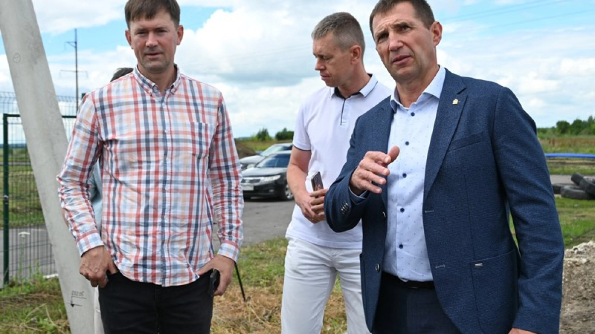 Глава Пензы Денисов проверил ход работ строительства бассейна в Заре