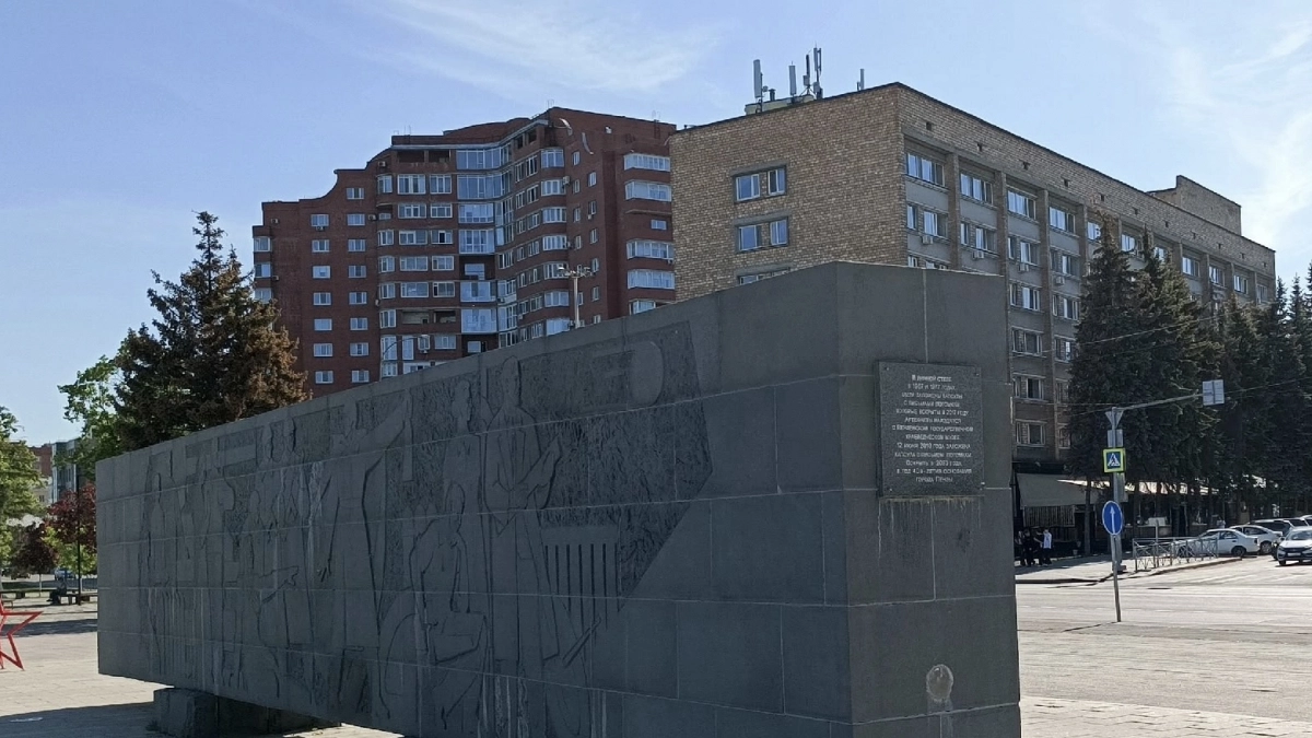 Стеклянные панели стелы у «Ростка» в центре Пензы заменят на современные